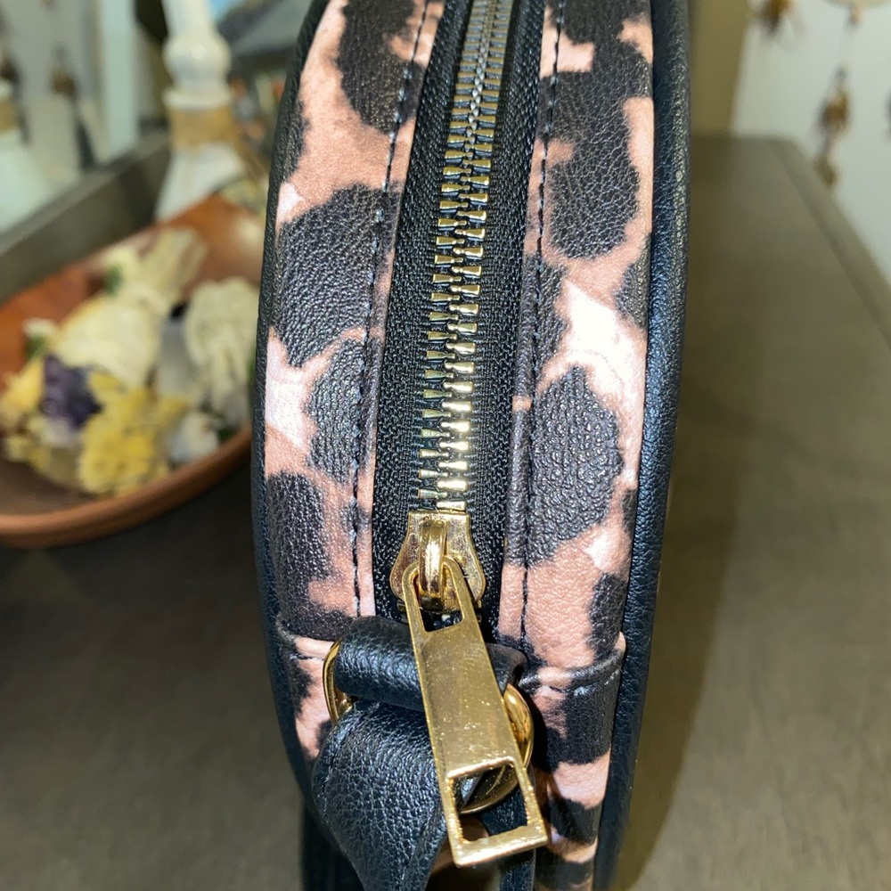 Brand New Leopard Print Crossbody Round Bag. (w/out tag, will provide dust bag) - Picture 5 of 9